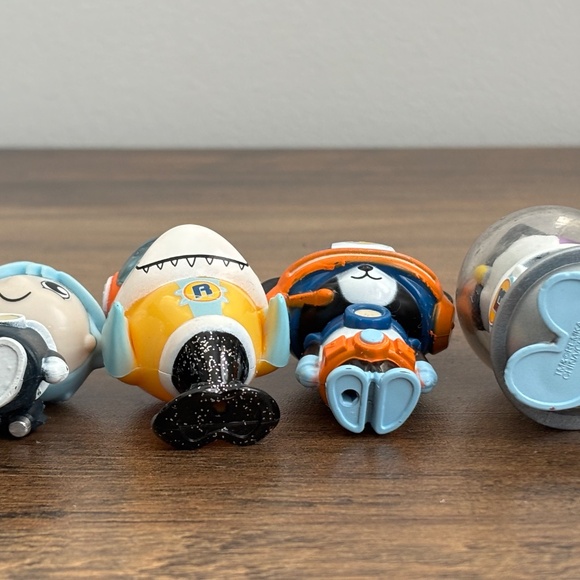 Lot 4 RYAN'S WORLD toy figures GALAXY EXPLORERS Alien, Penguin, Shark, Bear - Picture 3 of 10